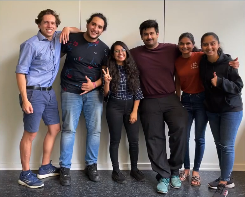 studierenden team lächelt und umarmt sich