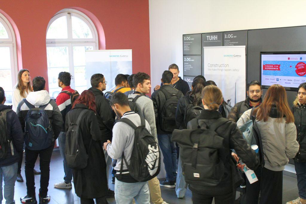 Bevor sich Studierende bei Fishing for Experience bewerben, können sie mit den Projektbetreuenden der Unternehmen persönlich ins Gespräch kommen und Fragen zu den Projekten stellen.