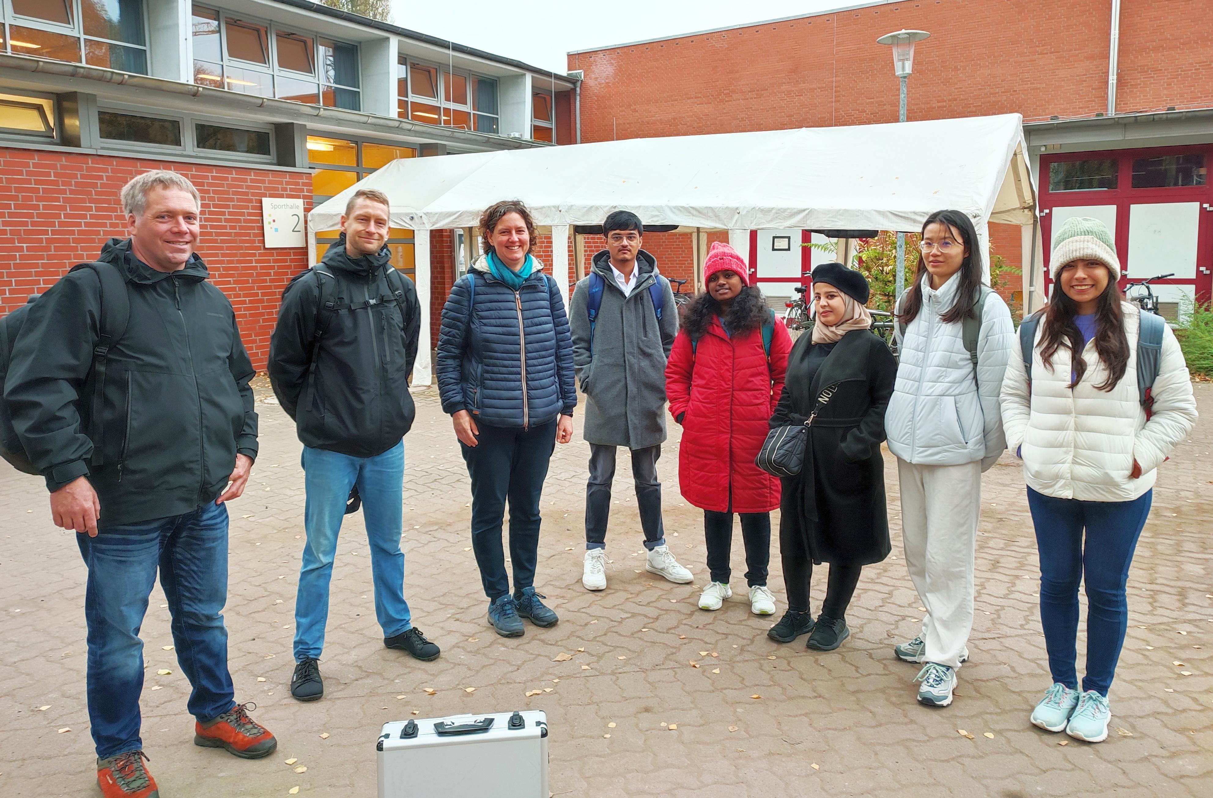 Projektteam auf dem Schulgelände